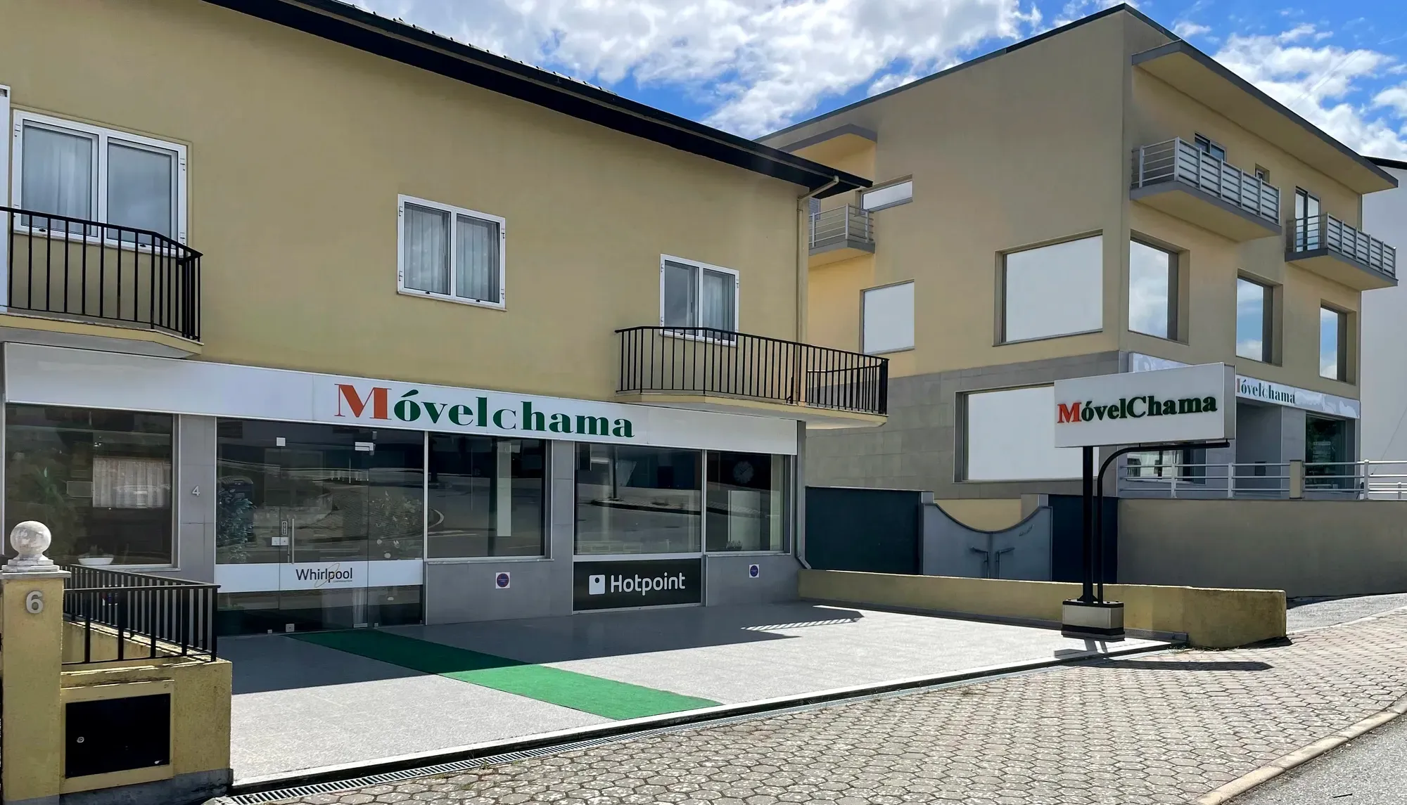 Fachada da loja Móvelchama em Pinhel, Guarda